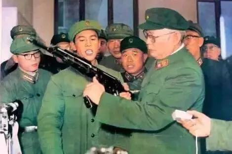 图片详解：建国以来，人民解放军经历的15次军服变迁发展历程