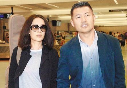 讓那英苦戀10年未婚生子、卻劈腿打人還吸毒，前國腳高峰現(xiàn)狀如何