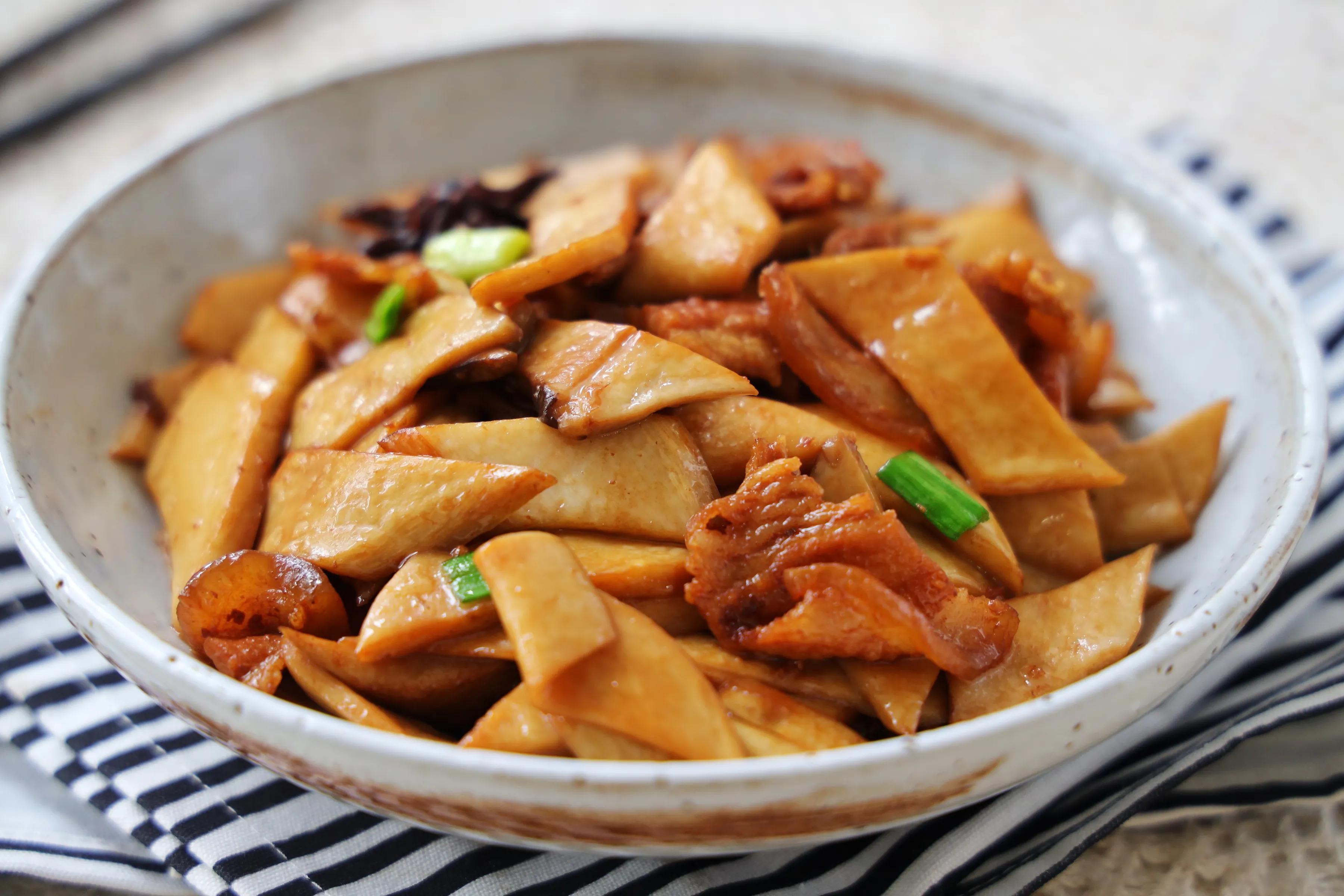 立夏了，這樣的小炒菜要多吃，葷素搭配，營養下飯，孩子超愛吃