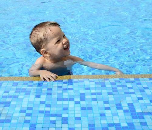 带宝宝游泳需要注意什么，宝宝学游泳的好处