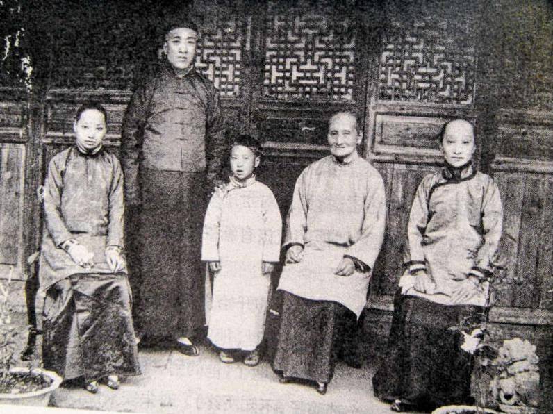 鲁迅：原配为他守寡一生，与许广平是“师生恋”