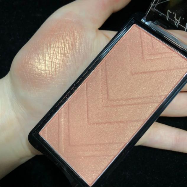A cheap blush that even slum girls can afford. The complexion looks