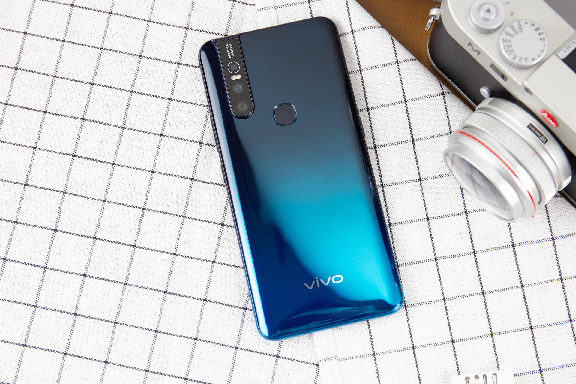 2480万升降机外置 3940mAh充电电池，vivo S1入门感受：同档次超级