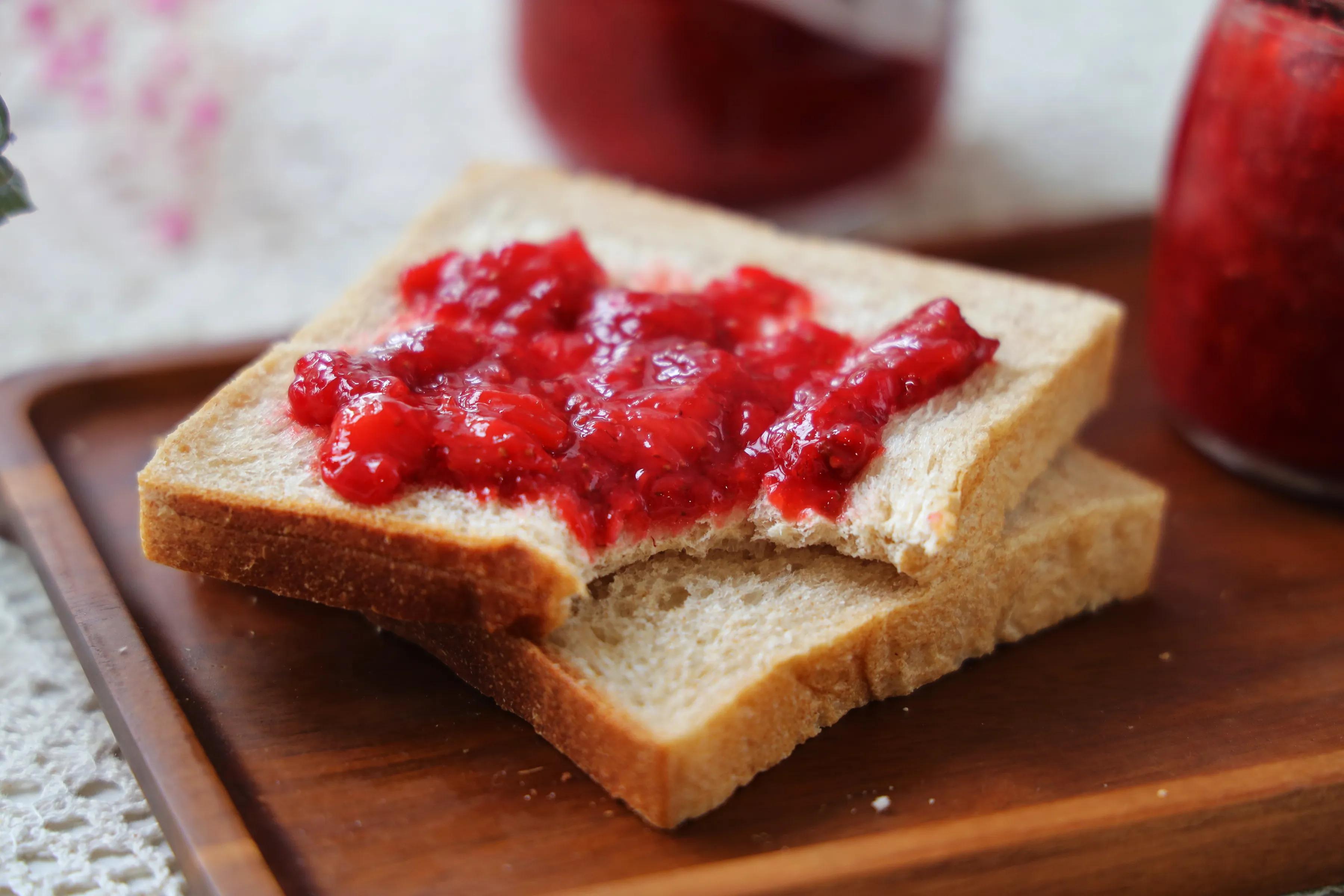 趁著草莓下季，趕緊買點回來做成醬，早餐抹在麵包上，太好吃了