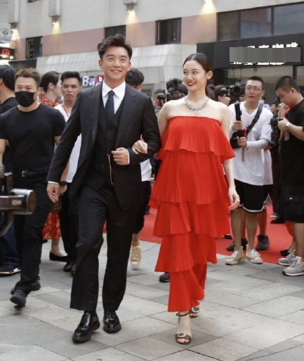 郑恺首谈当爸感受，曝女儿有强大干爹团，干妈