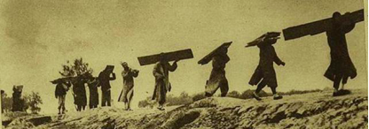 抗日将军吃饭发现一只鸟，立刻停筷，下令战士