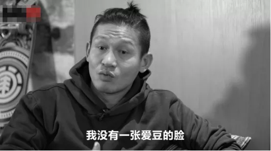《悬崖之上》这反派圈粉!承包全片笑点,演戏最惨时身上仅4毛钱