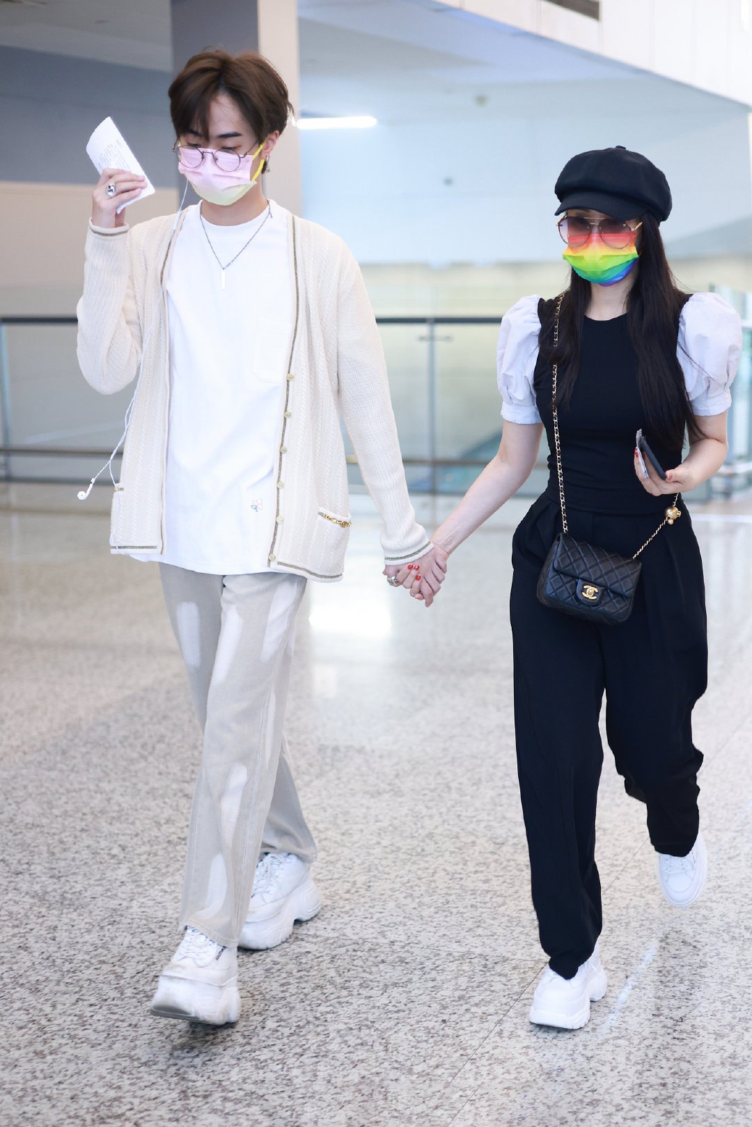 52岁伊能静和儿子同框现身姐弟既视感，恩利紧牵妈妈手暖男范十足
