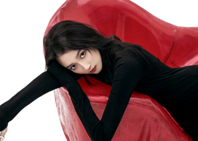 关晓彤素颜照被传，身后桌子上的腿太抢镜，镜