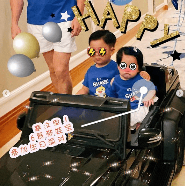 安以轩夫妇庆祝儿子满两岁，66和妹妹罕露正脸，一个像爸一个像妈