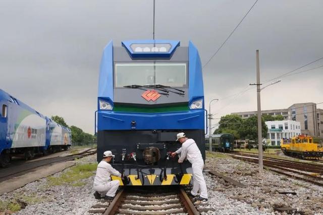 能拉100節車廂，火車界的“勞斯萊斯”！中國電力機車有多強？