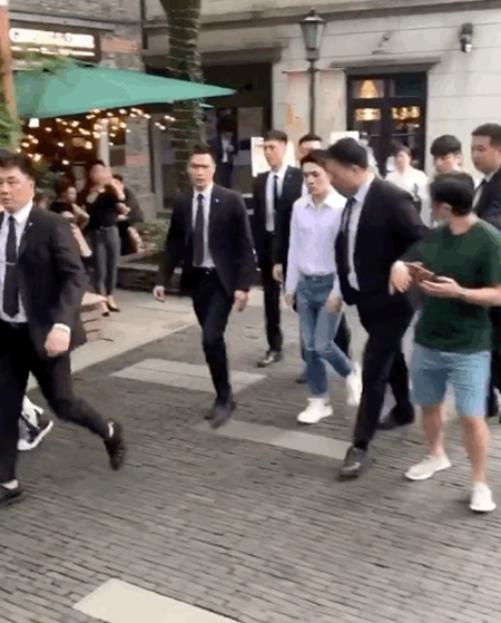 李佳琦半夜发文道歉，对线下活动安保开路推人，他向那位先生道歉