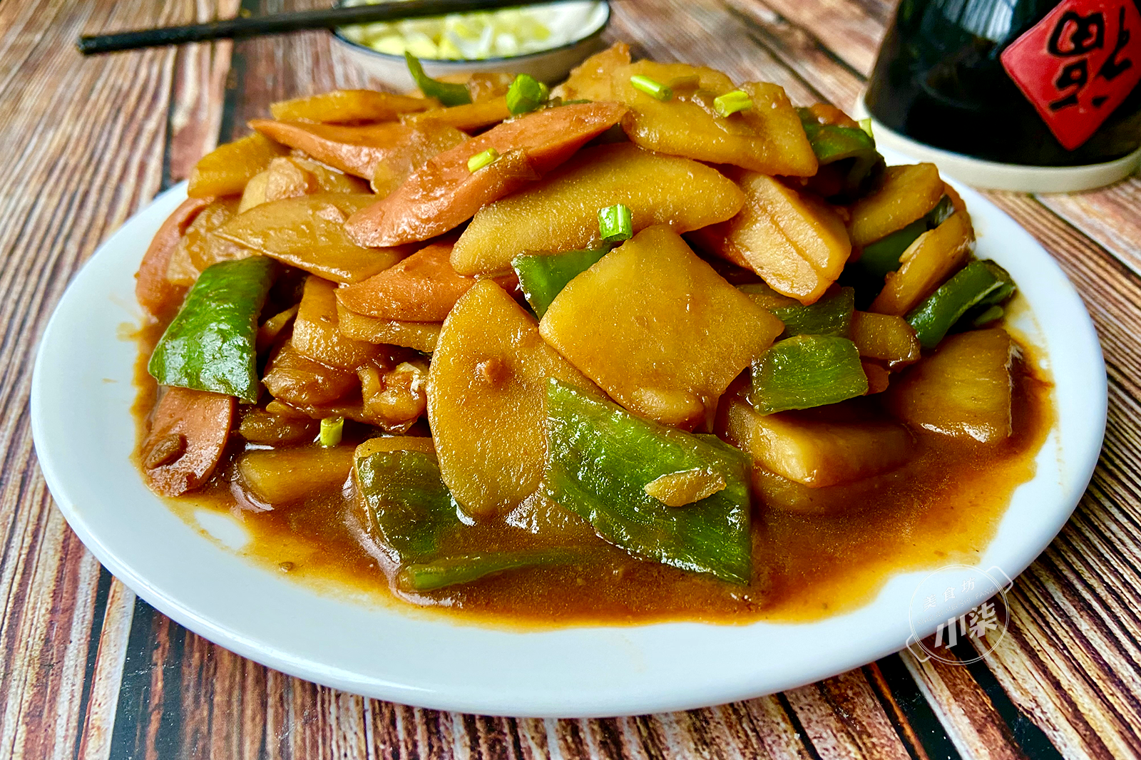 圖片[1]-土豆這樣做太香了 加2根火腿 下飯解饞 出鍋連湯汁都不剩-起舞食譜網