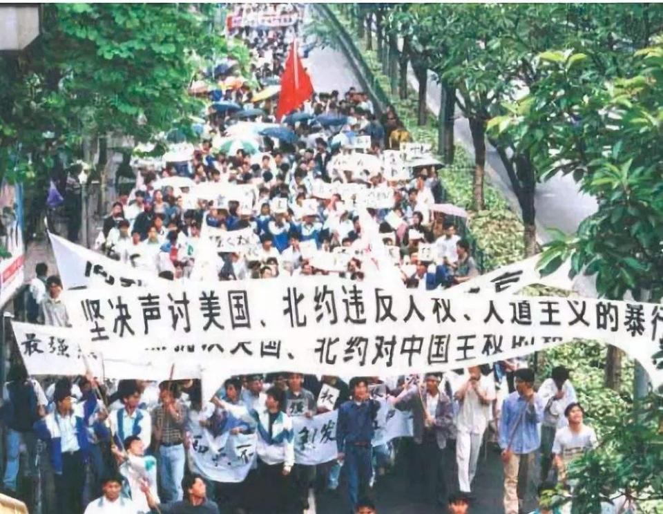 20年前中国大使馆被炸，为什么要“忍气吞声”？并非是懦弱