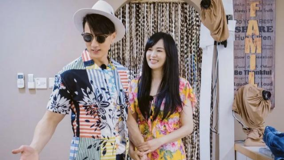 吳尊老婆私服挺顯嫩，T卹配半裙遠看似小姑娘，一看就挺受寵的