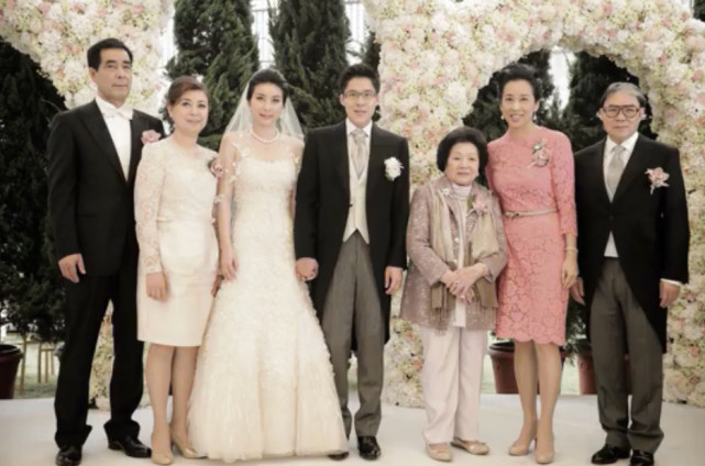 霍启刚抱女儿坐地铁感受生活，三岁霍中妍越长越美太像奶奶朱玲玲