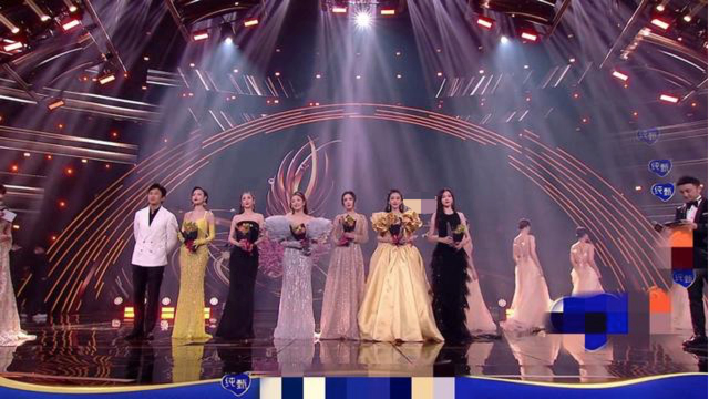 众女星同台被当众恶搞？杨幂倪妮强颜欢笑好尴尬，网友：过分了