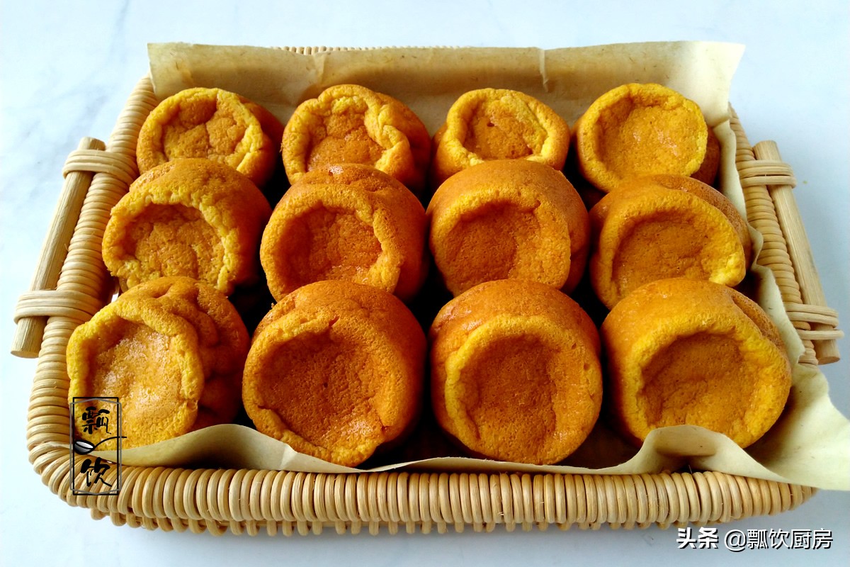 九月南瓜香，做成可口小蛋糕，营养又美味，孩子用手拿着吃超棒