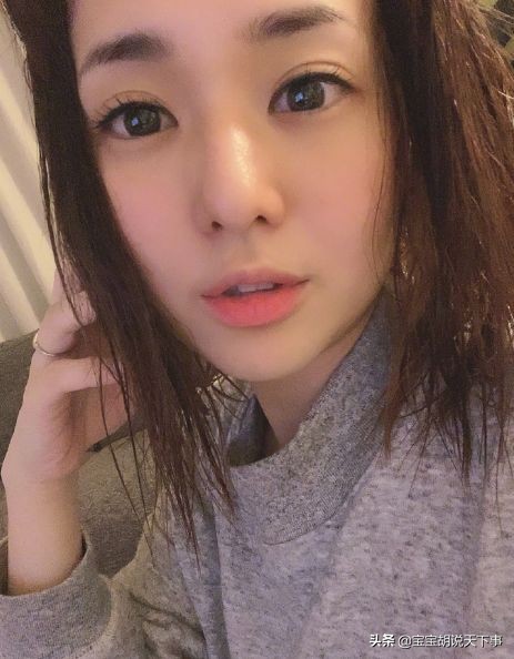 苍井空晒1岁双胞胎宝宝照片，十分呆萌还帮妈妈做家务