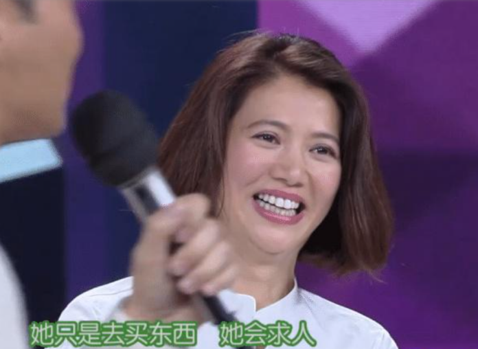 袁咏仪素颜出街买包，张智霖乖乖靠边等！吐槽酒店都要选包店对面