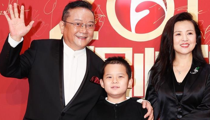 72岁的王刚为赚钱仍在演戏，妻子却爆出月花百万，为何宠上了天