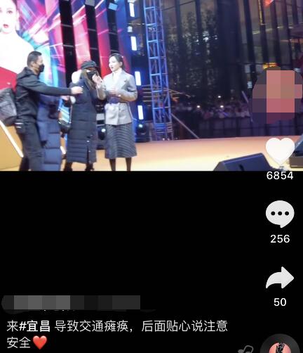 張韶涵露天商演致交通癱瘓，歌唱一半被強行拉走，向觀眾鞠躬道歉