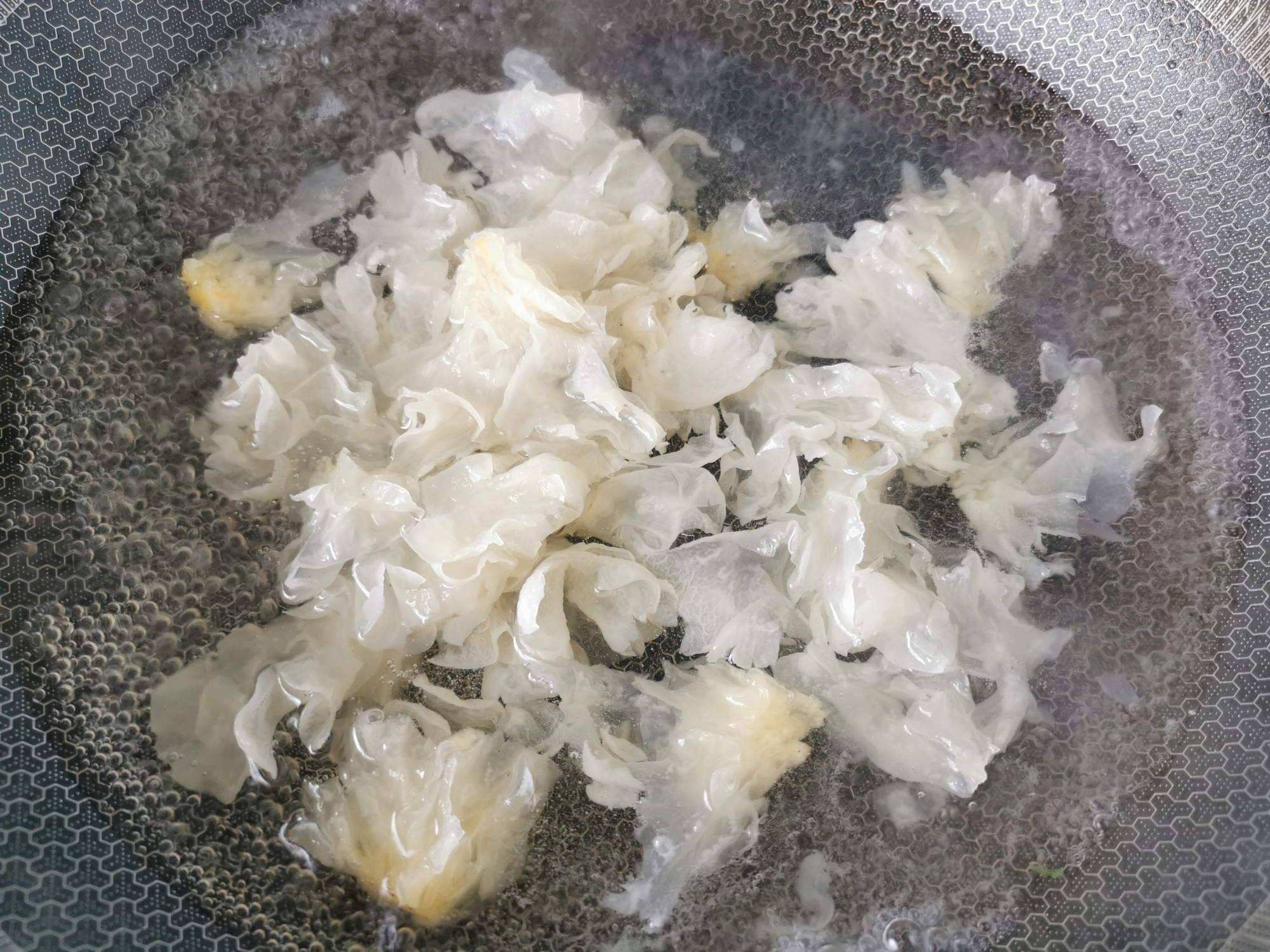 銀耳別總是煮湯了，用來涼拌清脆爽口，美白潤膚還能清理腸道