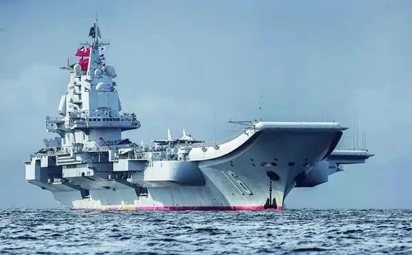 8艘戰(zhàn)艦圍觀美軍準航母，我國海軍早已今非昔比，不會再受欺負