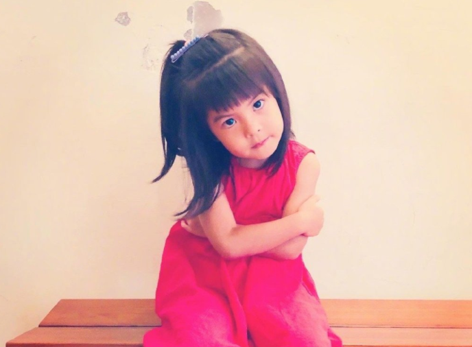 星二代就服贾静雯女儿的颜值，小时候像男孩子，长大后越来越精致