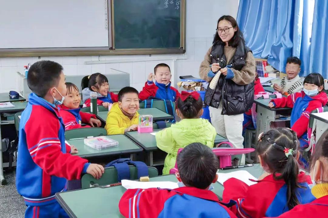 老师，您笑起来真好看——记双流区金桥小学“三八”妇女节活动