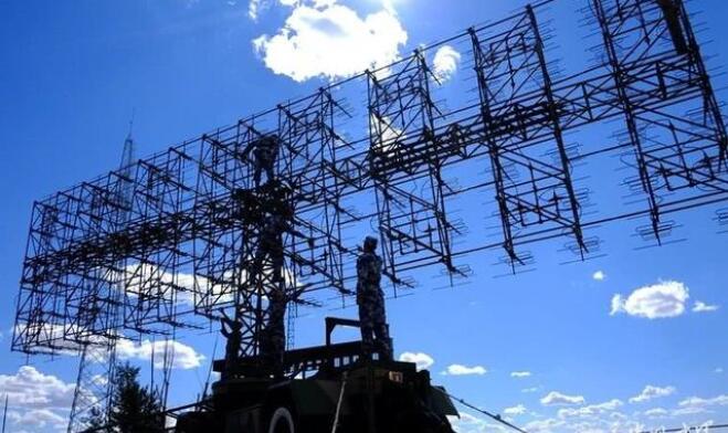 敏感时期F35飞越海峡，被我国反隐身雷达锁定，指挥部内一片欢呼