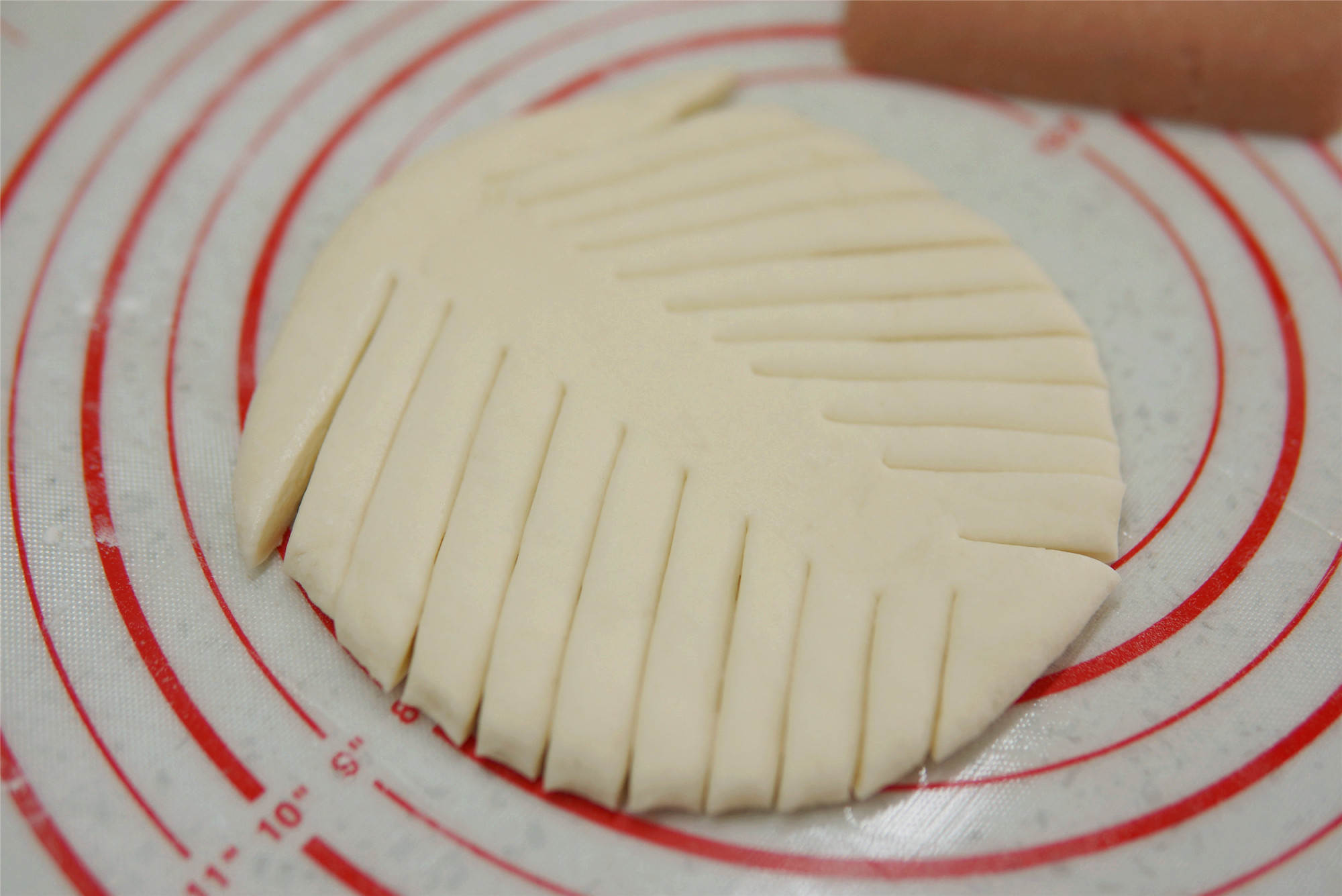 Recently, I have become fascinated by steamed buns like this, just cut a few cuts, it’s softer and more delicious, children love it.