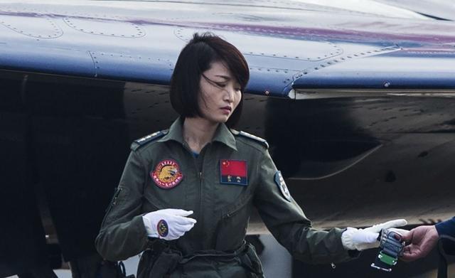 中国第一位歼十女飞行员，30岁时飞行训练牺牲，