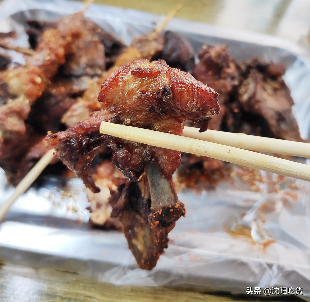 清真一条街里有家铁板鸡架，焖饼和麻辣烫最好吃