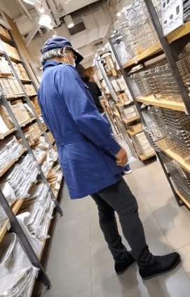 郭晶晶公公罕露面，75岁霍震霆独自逛平价店，头发斑白穿着朴素