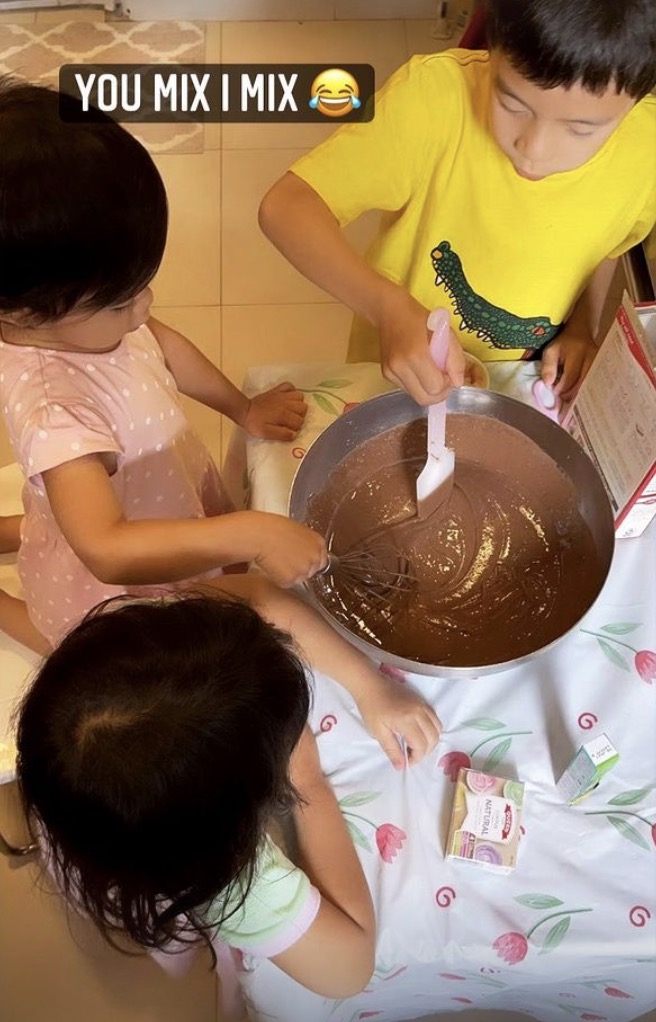 霍啟剛攜三個子女做蛋糕，為郭晶晶慶祝母親節，廚房擁擠超簡樸