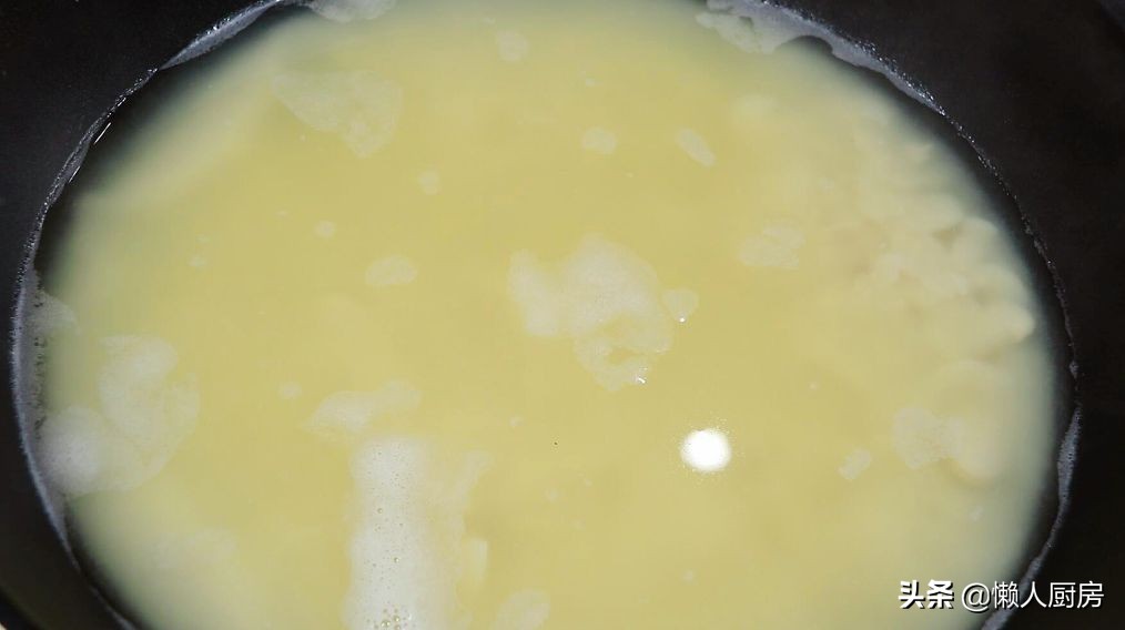 这是不用面粉的月饼，也不要烤，白芸豆的炒制很重要