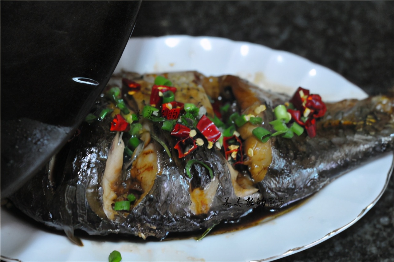 把整條魚扔進電飯鍋裡，不加油不放水，一周吃6次，餐餐都光盤