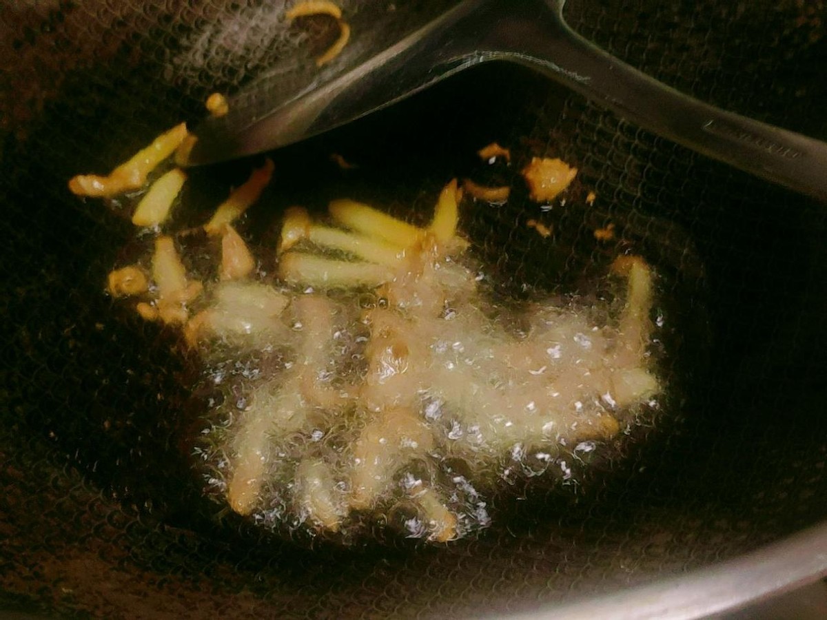 Teach you how to cook yellow croaker fried pickled vegetables, the cooking is fine and unique