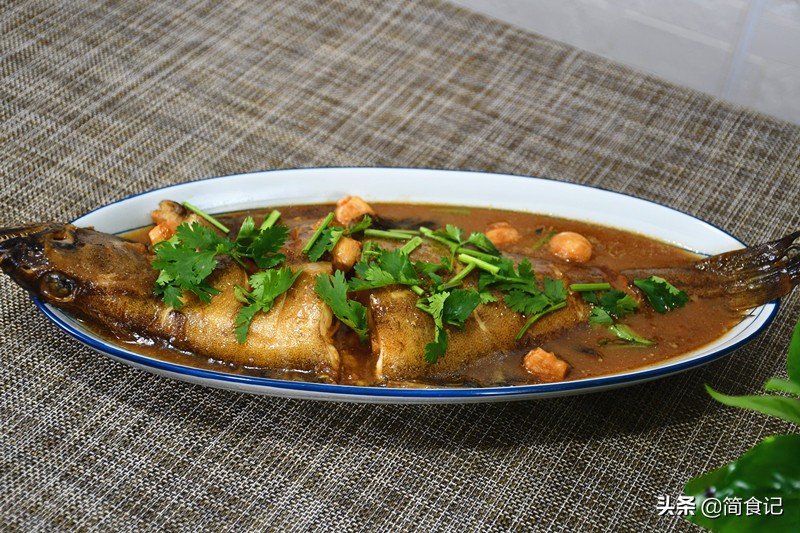 燒魚時，別再加酒加醋去腥了！ 教你這樣做，魚肉細嫩，上桌就吃光