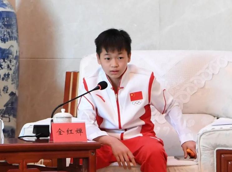 一路奔波！全红婵首次穿休闲装亮相 终于达成了常人触手可及的愿望