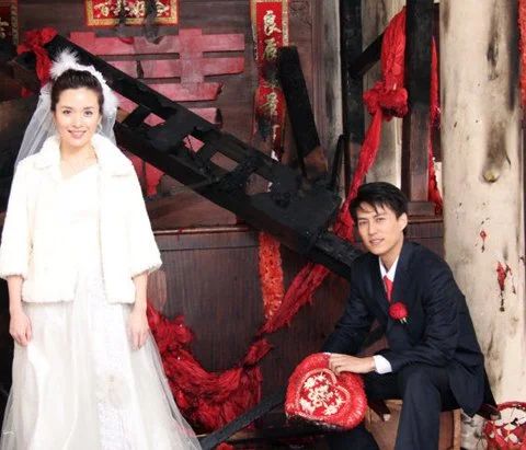 她是赵薇同学，因拍吻戏遭富豪老公抛弃离婚，二婚嫁靳东宠成公主