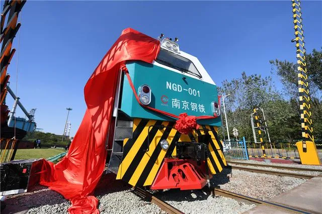 中国首辆新型智能电池组动力货运机车正式运行最高时速达20公里