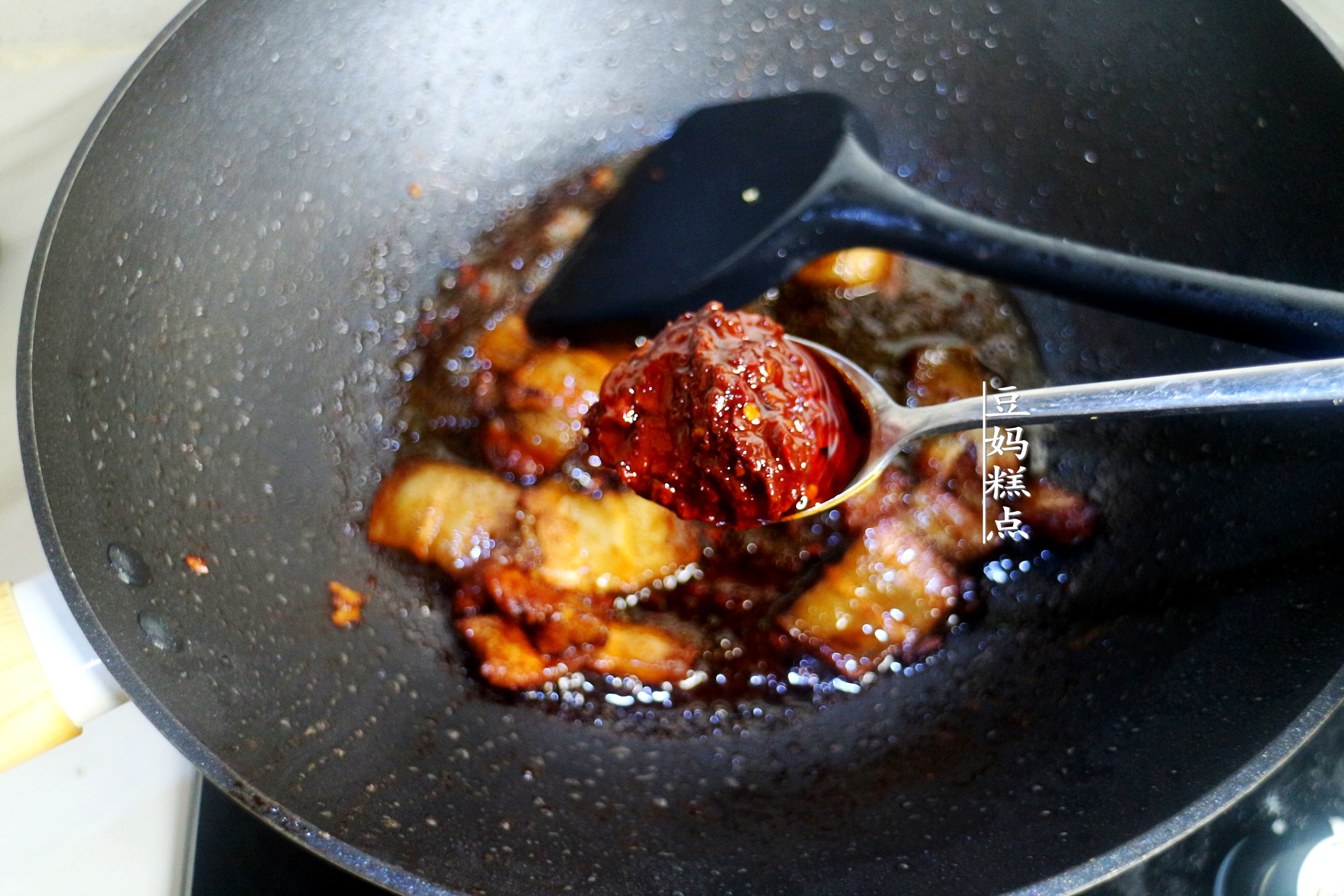 It’s almost the beginning of winter, the tofu is stewed like this, it’s warm and home-cooked, and I love it since childhood.