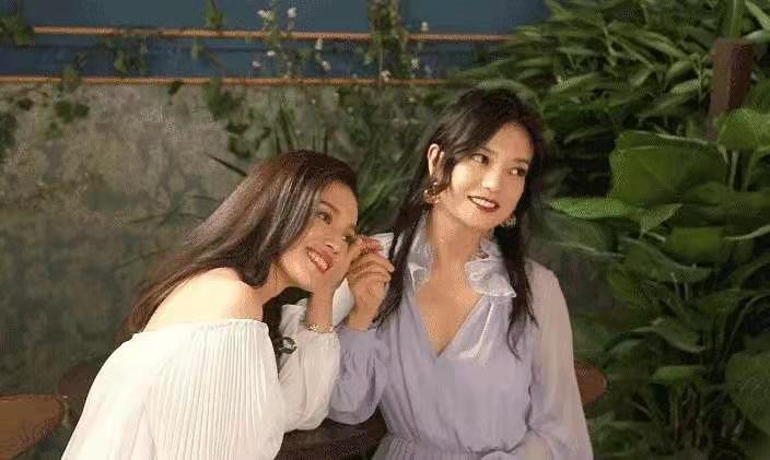 Shu Qi wears business suit to take wind on foot, a pair of slipper can be accomplished! Netizen: Is what I am short of slipper