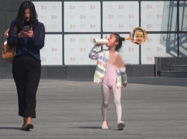 李小璐送女兒去演出彩排，曬母女合影，笑容如復制粘貼