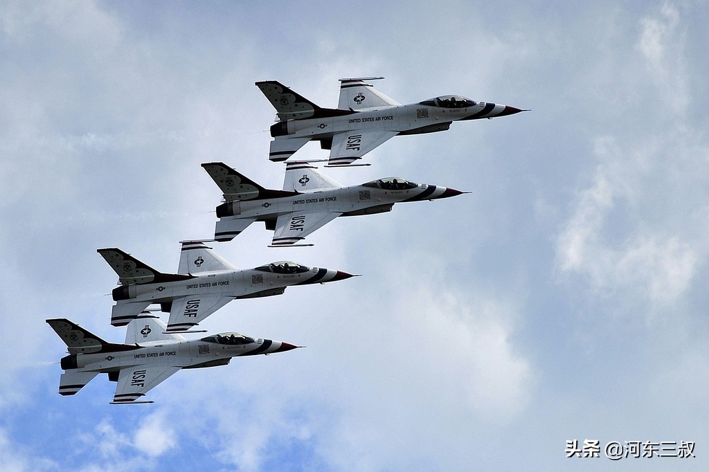美国空军雷鸟飞行表演队，飞机间距7-9米、高度差0.7米
