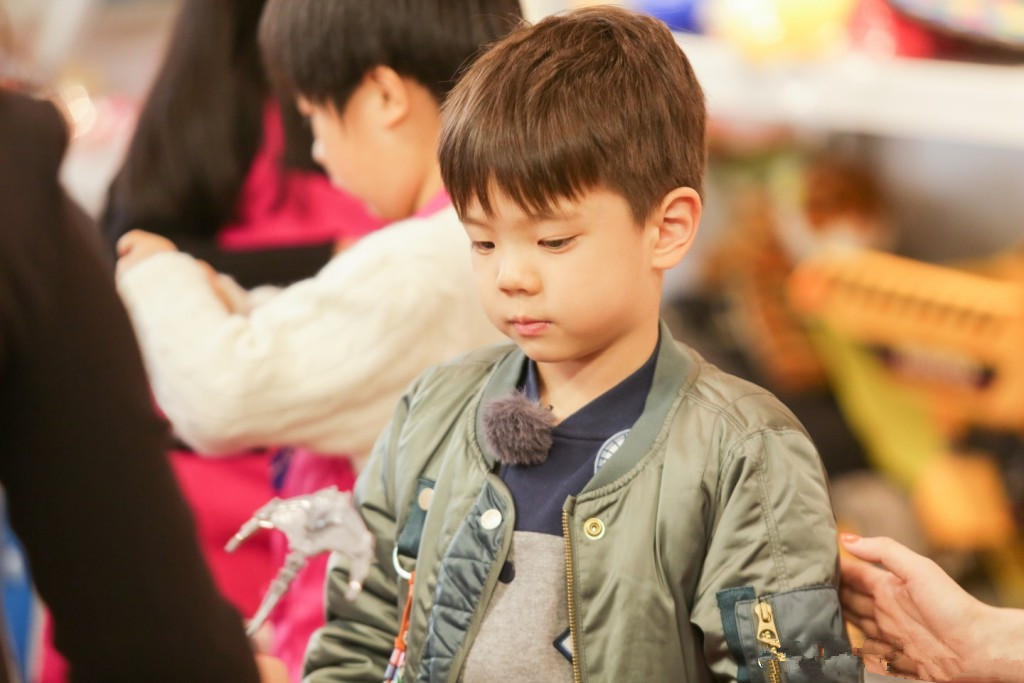 霍思燕晒儿子怼脸视频，嗯哼瘦到脱相双眼皮都消失，差点没认出来