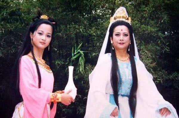 他把如来佛祖演成本人，每次一进寺庙，所有人都跪着叫他“佛祖”