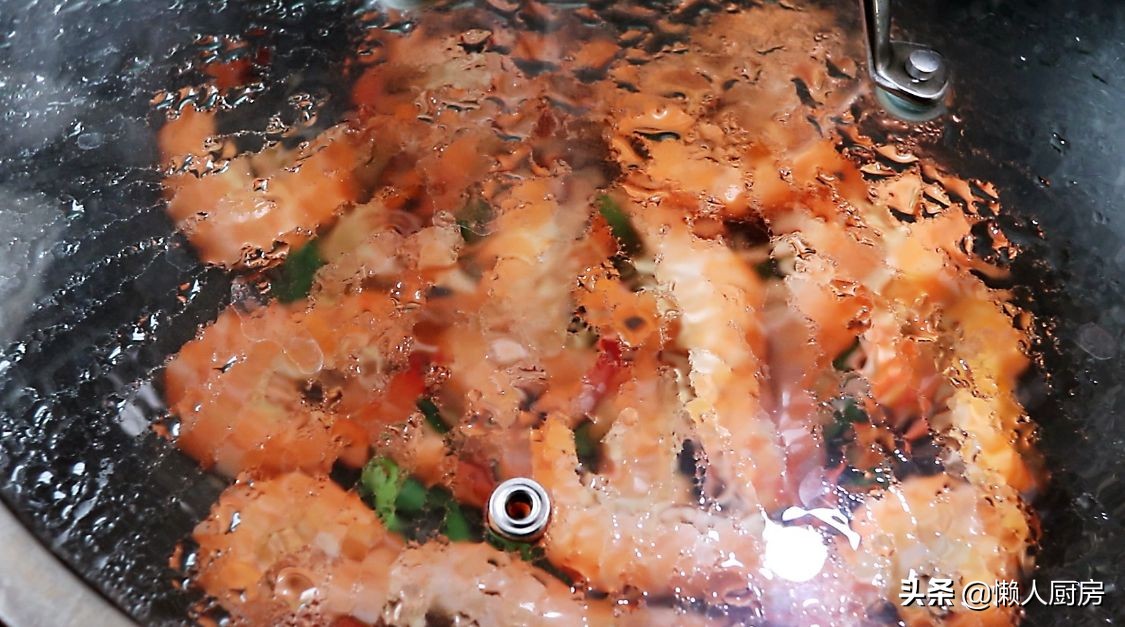 大蝦不用水煮，撒點鹽燜一下，比白灼蝦更好吃，脆嫩Q彈